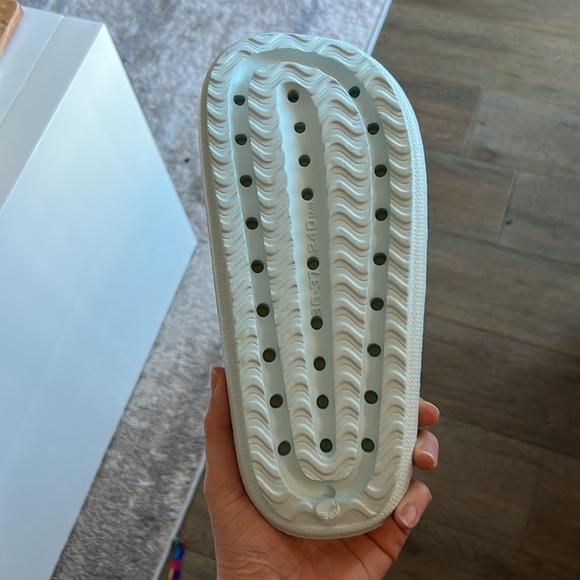 Pillow Slides in Arctic Blue - Picture 3 of 6